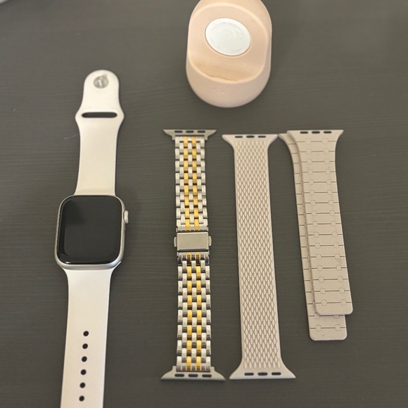 Apple Watch series 8 - Picture 1 of 2